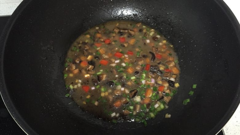 红烧鱼,把鱼先盛出来放入盘中,再把红椒粒和葱花倒入锅中,大火收汁。