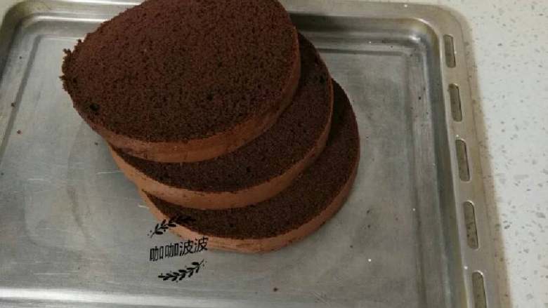 奥利奥咸奶油蛋糕,烤个6寸可可戚风蛋糕或可可海绵蛋糕都可以的,当然你也可以烤原味的,分成3片。