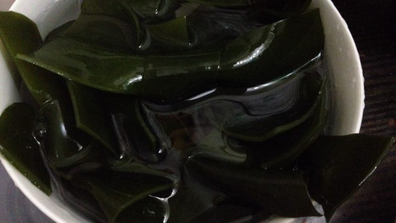 海带绿豆煲乳鸽,海带洗净