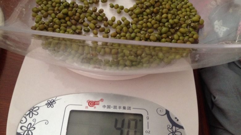 海带绿豆煲乳鸽,绿豆也要洗净