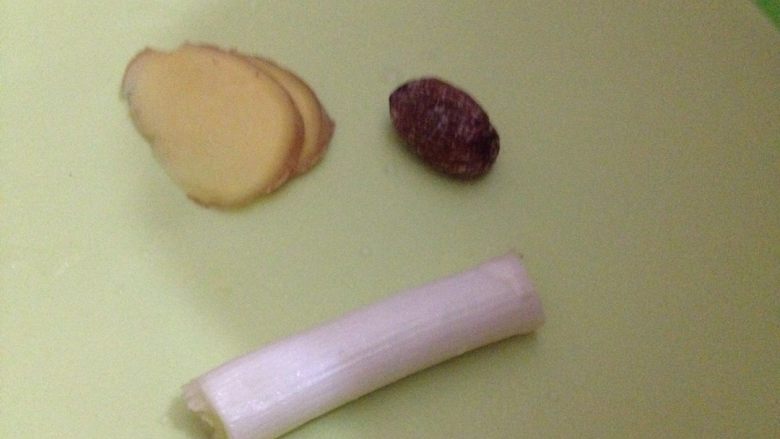 海带绿豆煲乳鸽,姜、葱白、蜜枣备好