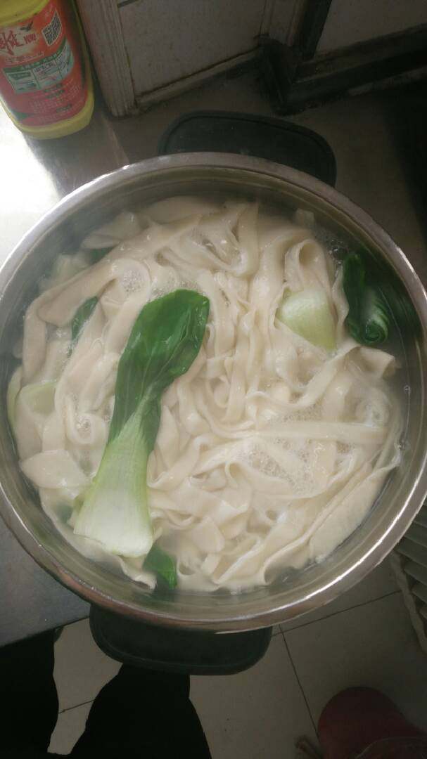 油泼面,等锅里的水开了,把面擀成圆片,再切成条,用手拉面,放入锅中(自己做的面条吃起来比较香),等面条快出锅时放入油菜