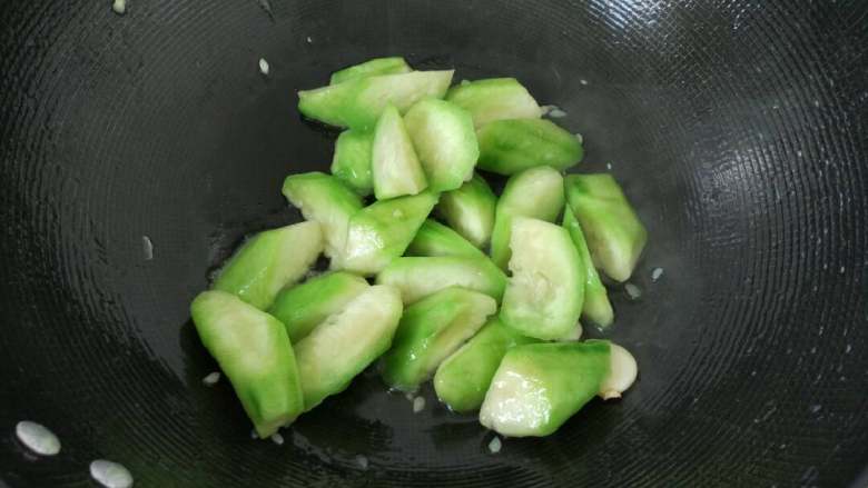 淮山炒丝瓜,油盐蒜米下锅将丝瓜炒至五成熟盛起。