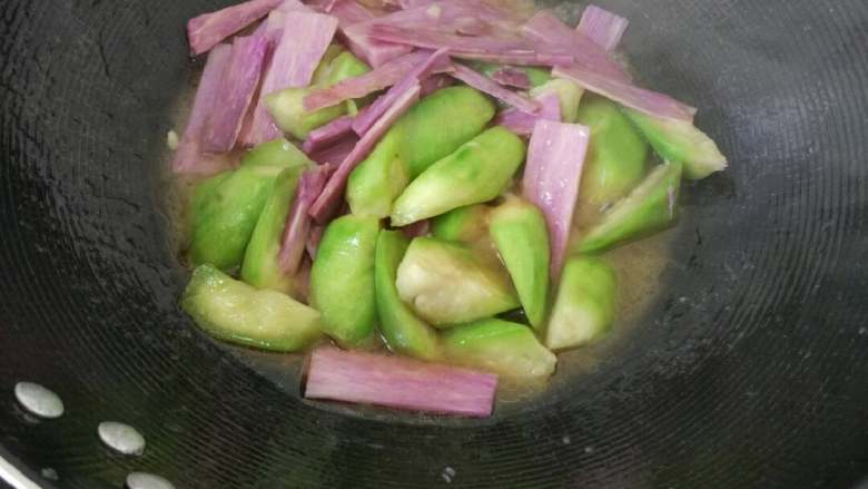 淮山炒丝瓜,油盐下锅炒淮山两三分钟，放丝瓜下去，翻炒两下，放一点酱油，炒两下，加一点点水，继续翻炒至熟即可。