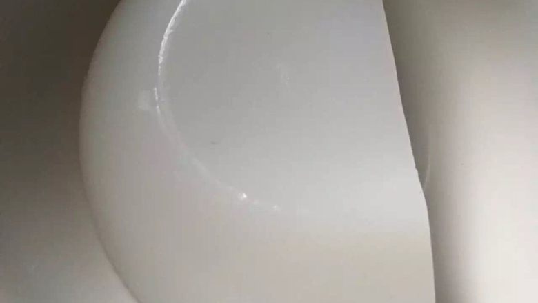 四川凉粉,  2小时后把凉粉倒入盘中，对半切开。