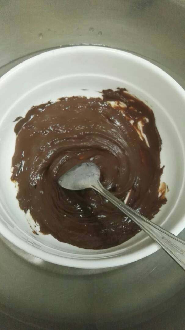 巧克力慕斯蛋糕,巧克力隔水融化,或放微波炉融化