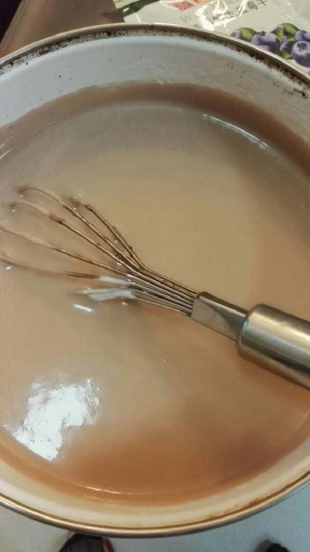 巧克力慕斯蛋糕,将巧克力酱倒入打发好的淡奶油中滴入两三滴<a style='color:red;display:inline-block;' href='/shicai/ 919'>柠檬汁</a>,顺时针搅拌