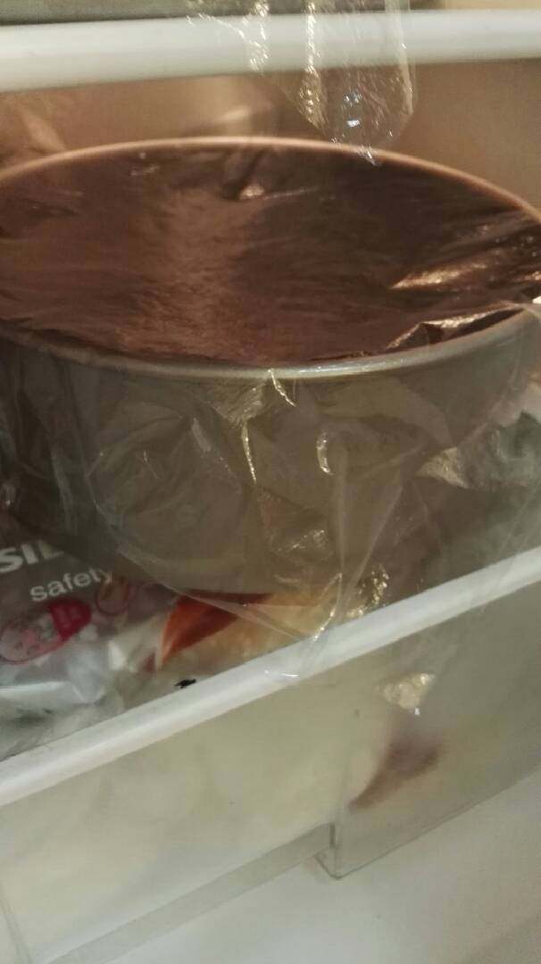 巧克力慕斯蛋糕,然后取出冰箱中的蛋糕底,将巧克力奶油倒入模具中,再放入冰箱冷藏一晚上就可以吃咯