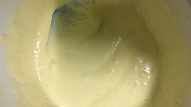 戚风蛋糕,然后倒入剩下的蛋白中上下搅匀
