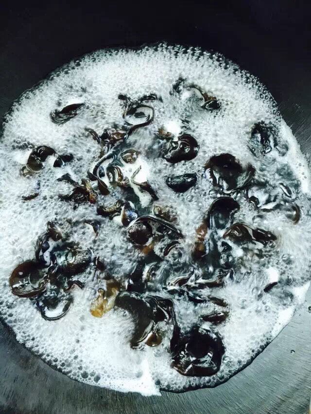 凉拌木耳,水烧开,放入木耳煮3分钟以内的样子。可以适当的加点盐在水中。