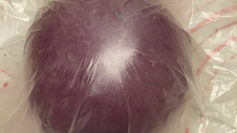 双色紫薯包,把内陷材料和成紫薯面团,滚圆,盖上保鲜膜发酵一个半小时。