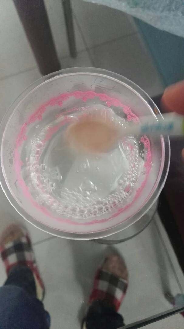 火龙果慕斯杯,用约30克冷开水化开10克吉利丁粉,然后微波炉小火10秒加热化开吉利丁