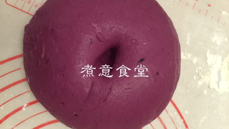 双色紫薯包,两个面团发至2倍大,用手戳个洞不回弹就发好了。