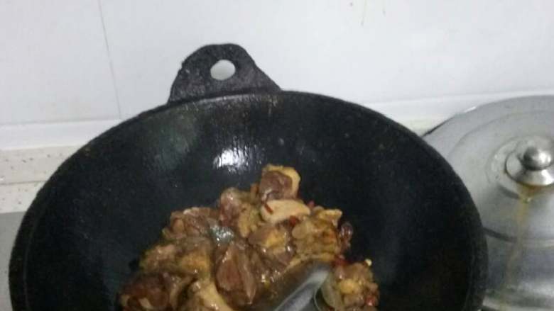 红烧鸭腿,倒油,油温逐渐升温后倒入腌制好的鸭腿翻炒。