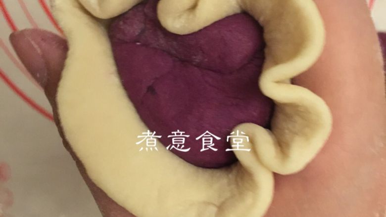 双色紫薯包,像这样团起包好,收口像下。