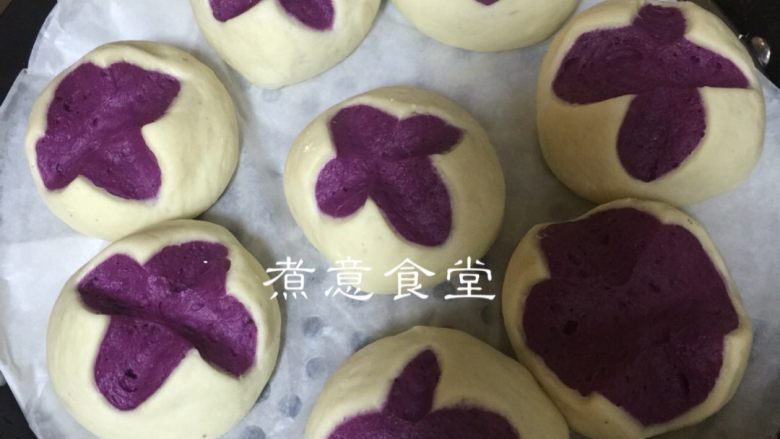 双色紫薯包,大火蒸十五分钟就好了。蒸好之后不要马上打开盖子,突然遇冷包子会回缩。等温度稍微降下来了再开盖!