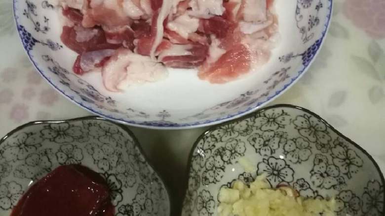 南乳白肉,备好材料,将花肉切片,越薄越好,要想将肉切得薄可以事先将肉放急冻变硬时拿出来切,包你能切得薄薄。