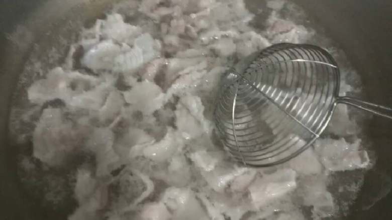 南乳白肉,将水烧开,放肉下去灼,大概灼它五六分钟就可以,因为切得薄很快熟,怕不熟就煮多一两分钟吧。
