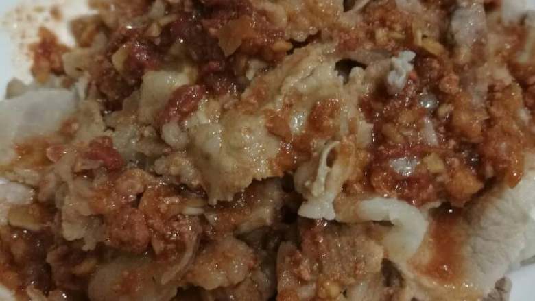 南乳白肉,煮好的南乳酱汁直接淋面食用,这样吃一点也不会肥腻,而且好开胃。也可根本自已喜欢的味道添加调料。