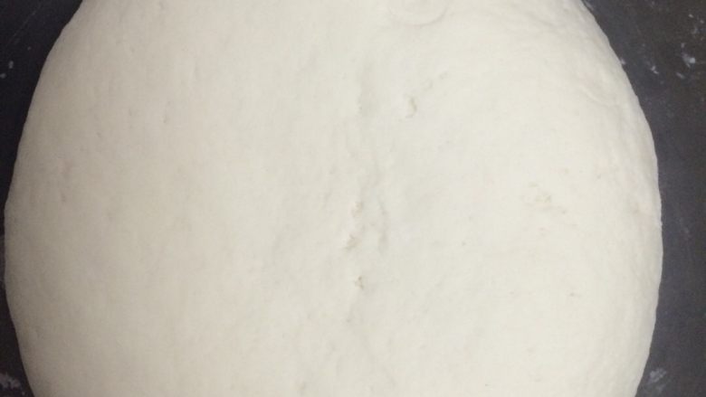 手工馒头,慢慢倒入之前准备的<a style='color:red;display:inline-block;' href='/shicai/ 519'>面粉</a>中,边到酵母水,边搅拌,直到和成面团,把面团揉光滑,盖上一层保鲜膜