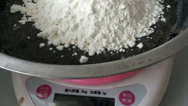 少糖桑葚蛋糕坯,筛入80克<a style='color:red;display:inline-block;' href='/shicai/ 548'>低筋面粉</a>(称重时候加少了,后又加了10克)