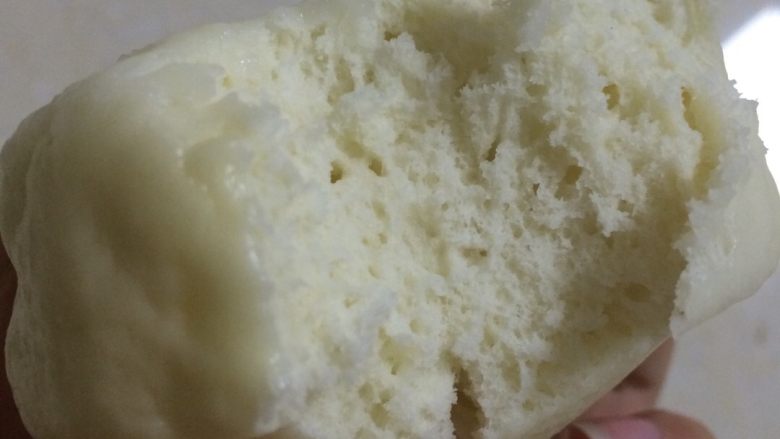 手工馒头,咬一口,松松的,软软的,甚是好吃