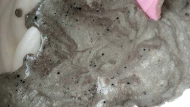 少糖桑葚蛋糕坯,再将混合好的糊倒回蛋白,翻拌混合均匀