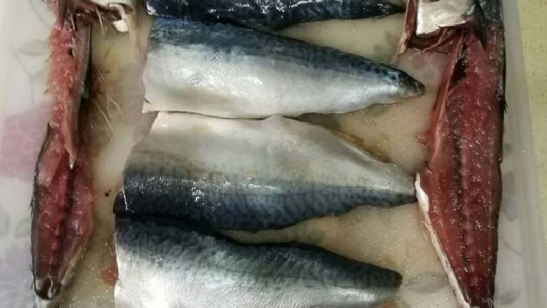鲐鱼肉丸汤,将鱼骨肉分离,如图。佩服自己刀功,哈😊。