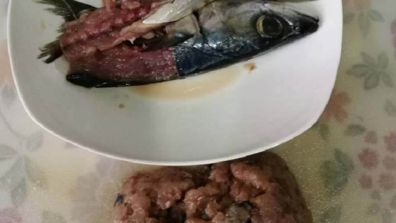鲐鱼肉丸汤,将鱼肉剁成肉酱,鱼骨拿来煮汤。