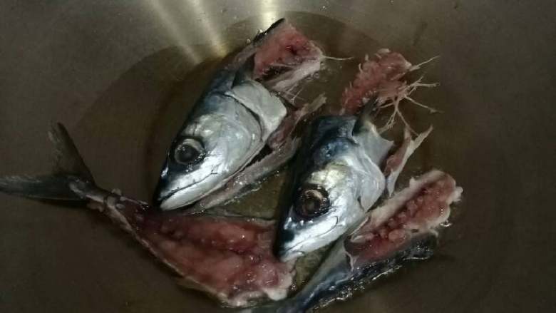 鲐鱼肉丸汤,热锅下油下鱼骨煎一下加入适量的水熬汤,煮开慢熬十分钟左右,让汤味更浓。