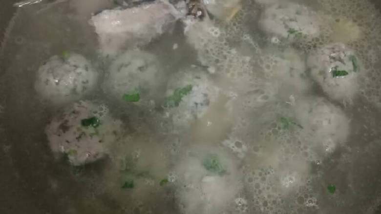 鲐鱼肉丸汤,熬了十分钟左右,再大火下鱼肉丸,大概五分钟,加盐就可以了。