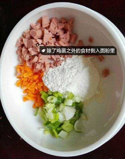 鸡蛋火腿饼,然后加入盐水搅拌