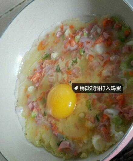 鸡蛋火腿饼,<a style='color:red;display:inline-block;' href='/shicai/ 9'>鸡蛋</a>打入摊开，亲亲的，不然就丑了