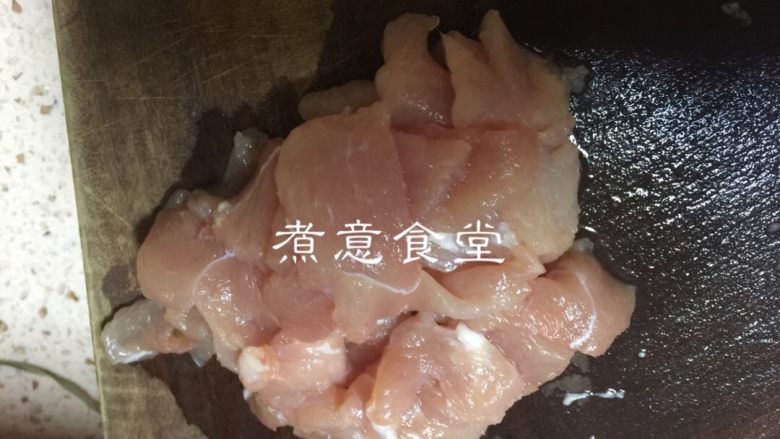 短豆角炒肉,<a style='color:red;display:inline-block;' href='/shicai/ 414'>猪肉</a>切片，蒜米切碎，备用。