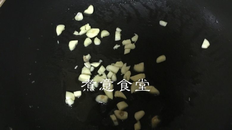 短豆角炒肉,锅放油，下蒜米炒出香味。