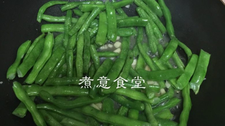 短豆角炒肉,放豆角炒至快熟的时候盛出备用。