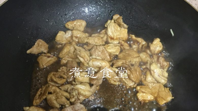 短豆角炒肉,锅热油，猪肉下锅炒至翻白，放酱油继续炒至熟。