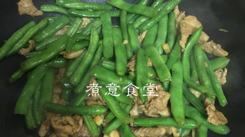 短豆角炒肉,加入快熟的豆角炒至全熟，调味出锅即可。