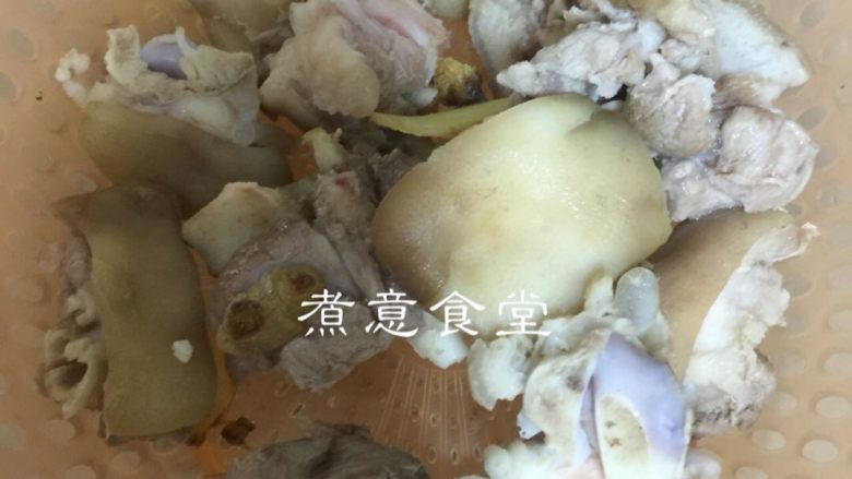 糖醋猪脚,冷水加姜煮沸，放入<a style='color:red;display:inline-block;' href='/shicai/ 418'>猪脚</a>飞水，飞水后的<a style='color:red;display:inline-block;' href='/shicai/ 418'>猪脚</a>出备用。