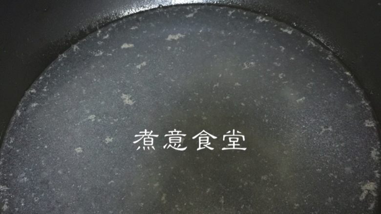糖醋猪脚,煮猪脚的汤撇点浮末备用。