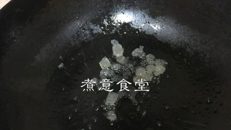 糖醋猪脚,<a style='color:red;display:inline-block;' href='/shicai/ 866'>冰糖</a>炒糖色，过程可以加一些猪脚汤，防止粘锅。