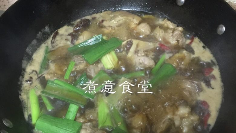 糖醋猪脚,加入猪脚原汤，放入<a style='color:red;display:inline-block;' href='/shicai/ 695'>八角</a>、<a style='color:red;display:inline-block;' href='/shicai/ 710'>桂皮</a>、<a style='color:red;display:inline-block;' href='/shicai/ 3766'>草果</a>，如果能吃辣也可以放些辣椒，两勺<a style='color:red;display:inline-block;' href='/shicai/ 755'>苹果醋</a>。焖至汤汁浓稠，大火收汁即可。