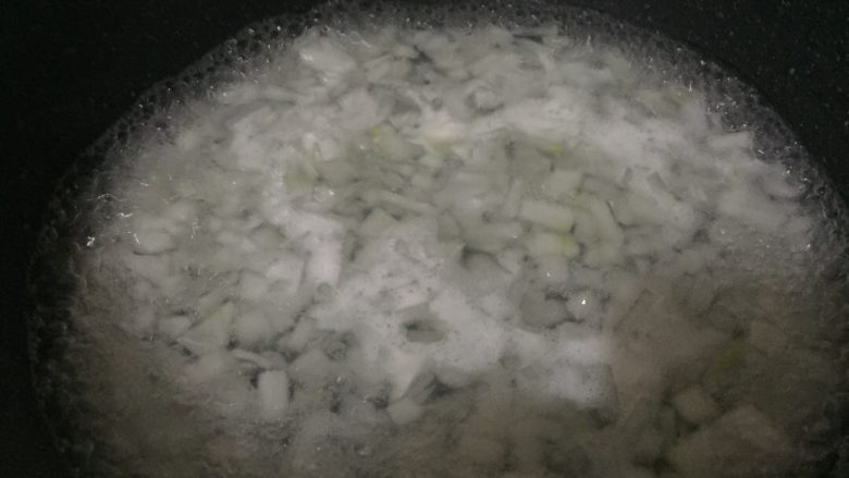凤梨酥,冬瓜去皮剁碎煮到透明状,捞出用砂布去水份挤干,留下冬瓜纤维