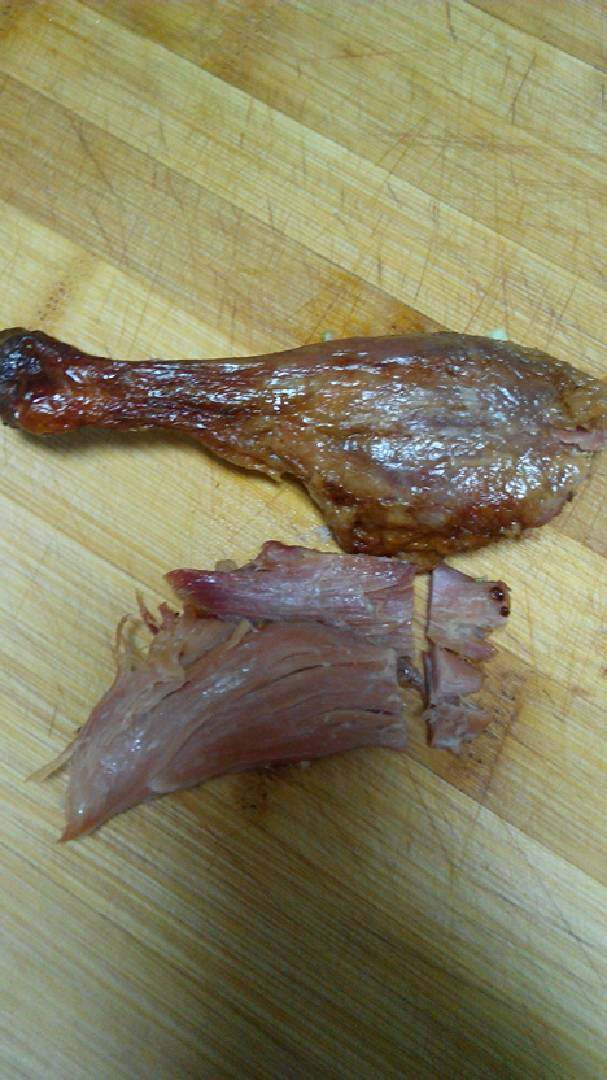 鸭肉炒豆角,正巧家里有只烤鸭腿~拿来配菜