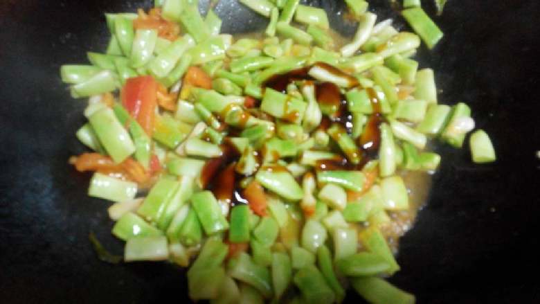 鸭肉炒豆角,倒入豆角~加入油盐酱醋调料~