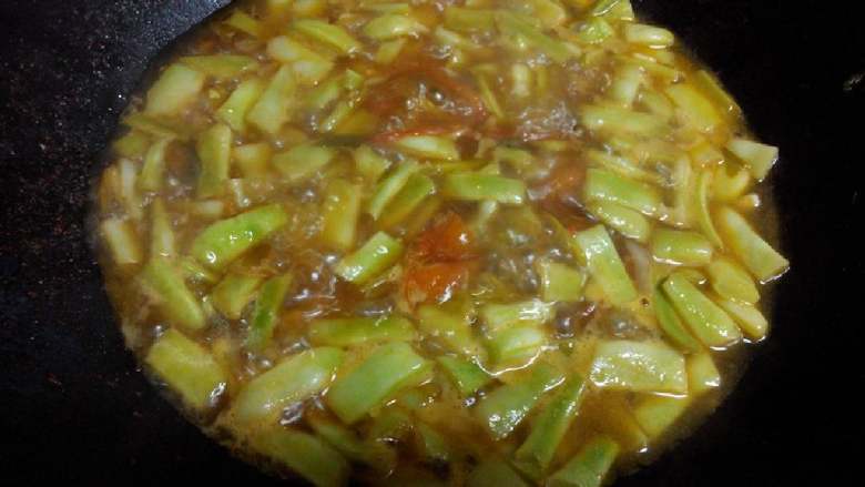 鸭肉炒豆角,少加点水~炒豆角要炒熟了~