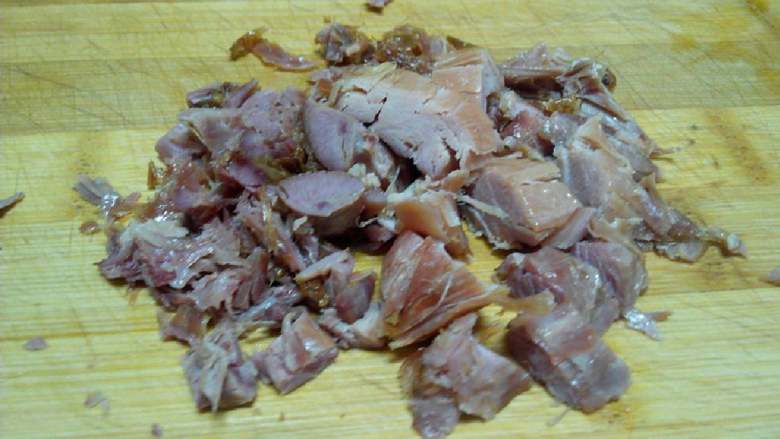鸭肉炒豆角,鸭腿肉切好上阵~