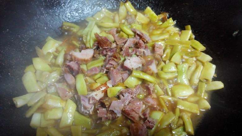 鸭肉炒豆角,简单翻炒一下就可以出锅了~