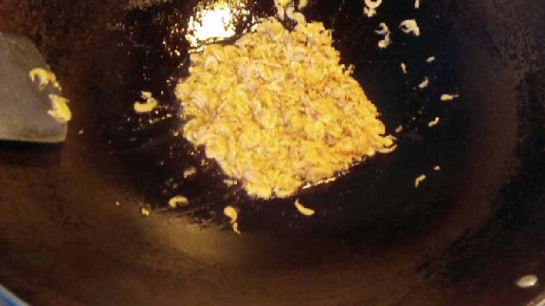 蒜香虾米,然后下虾米直至炒干水份,再下干辣椒炒到香味。