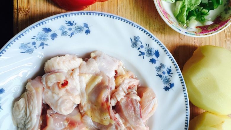 土豆鸡肉煲,准备好食材